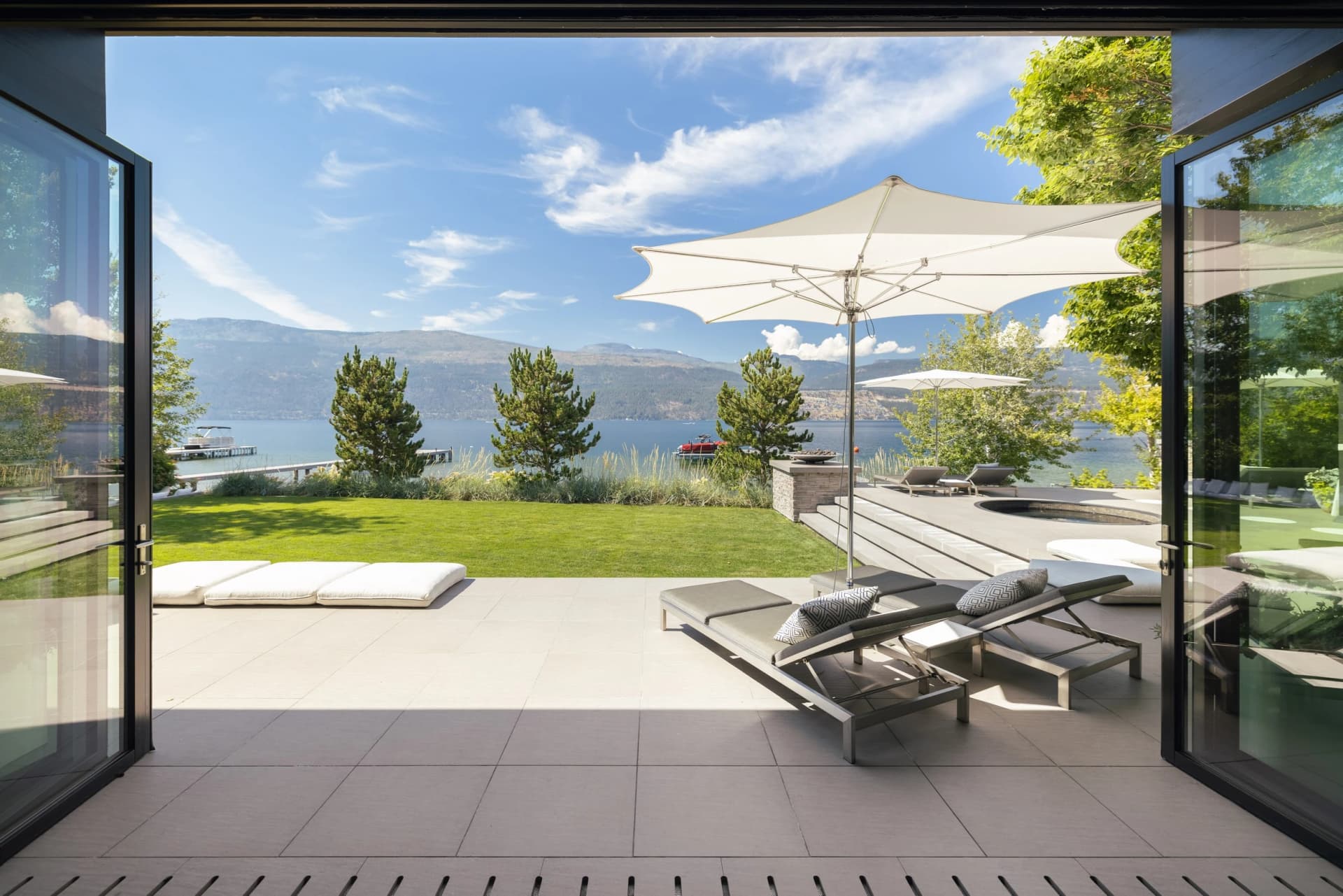 Lakeside Serenity - Scenic Window Views